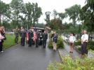 Čestná vlajková stráž u pomníku padlých letců ve Slavičíně