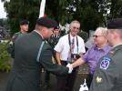SSG Kročil přijímá poděkování od příbuzných padlých letců za vykonanou čestnou stráž