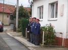 Klub výsadkových veteránů před pamětní deskou v Přečkovicích