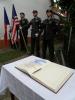 Čestná vlajková stráž před odhalením pamětní desky v Přečkovicích
